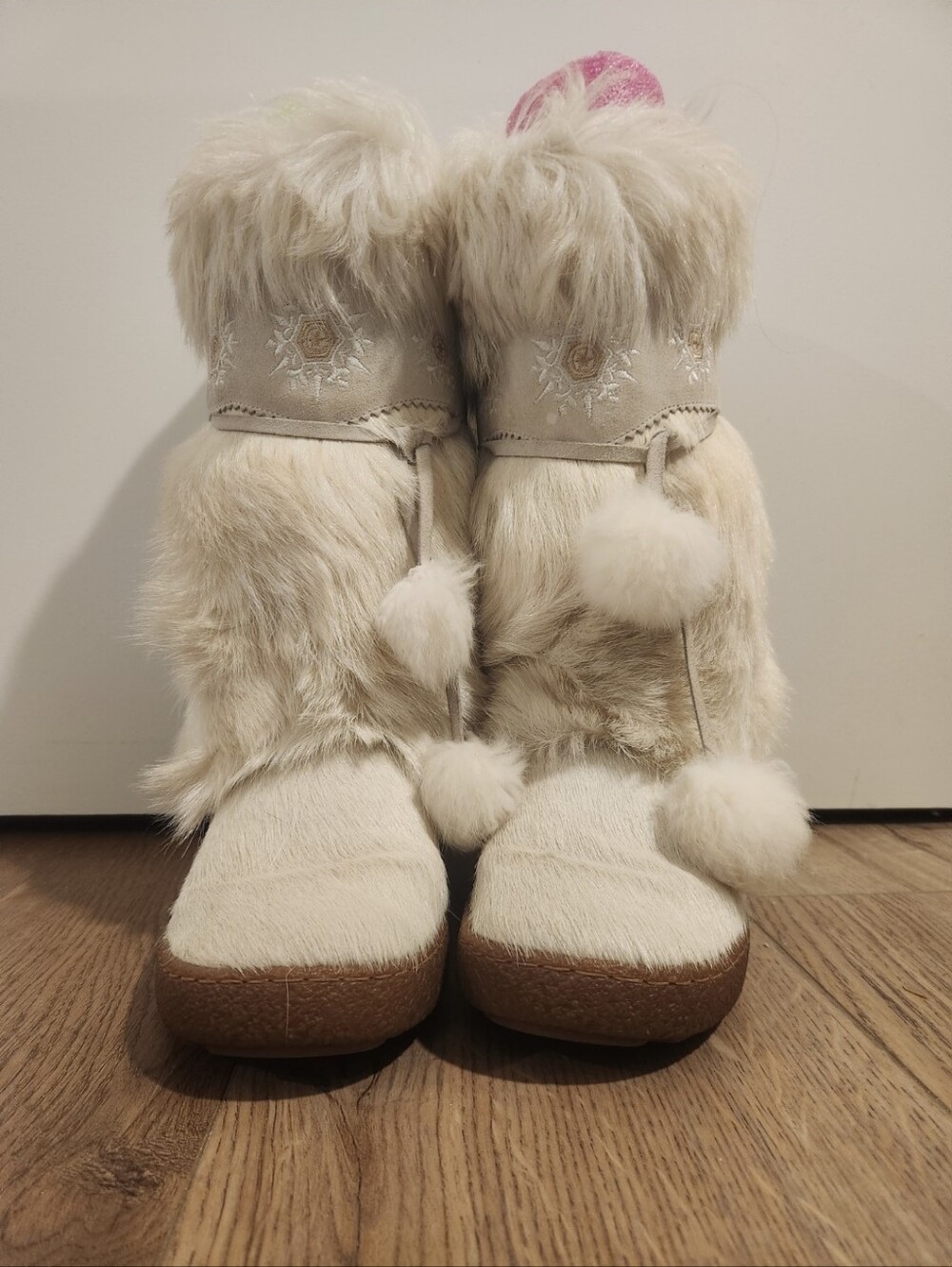 OSCAR Fuzzy Pom Pom Winter Boots — Cream Fur